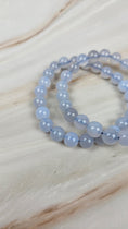 Bild in Galerie-Betrachter laden, Blauer Chalcedon Kugelarmband (16cal)
